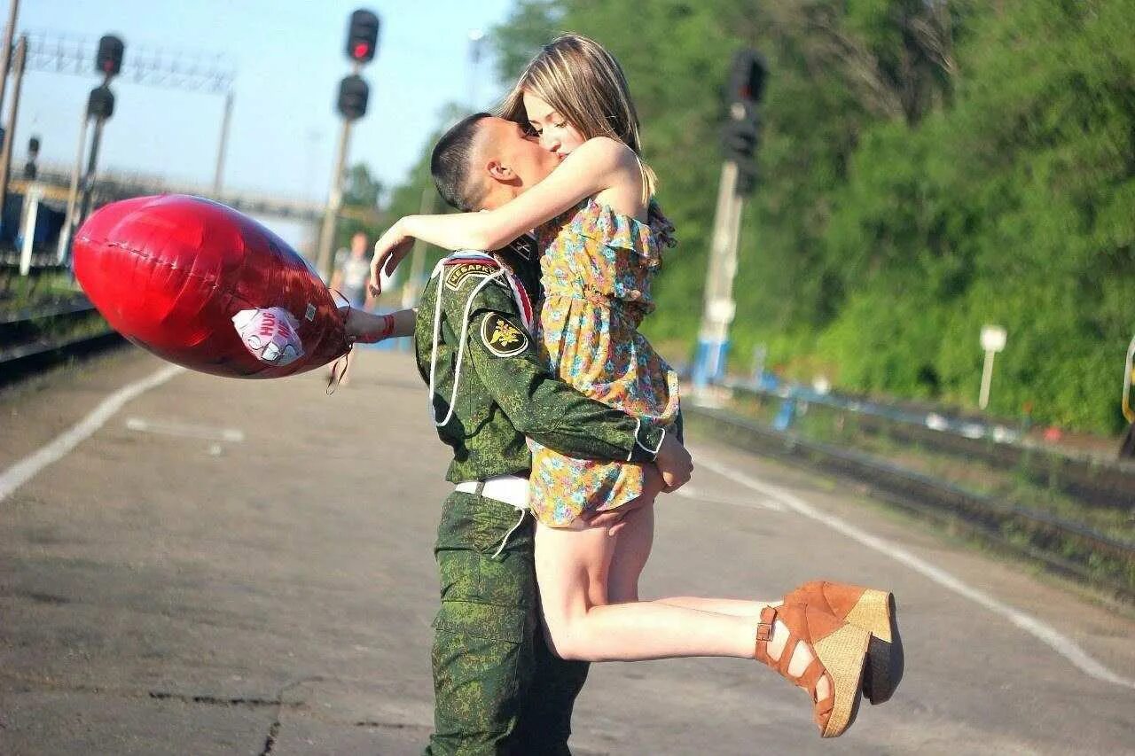 Как закончилась встреча мальчиков с. Девушка солдат. встреча солдата. дождалась из армии. встреча девушки с солдатом.