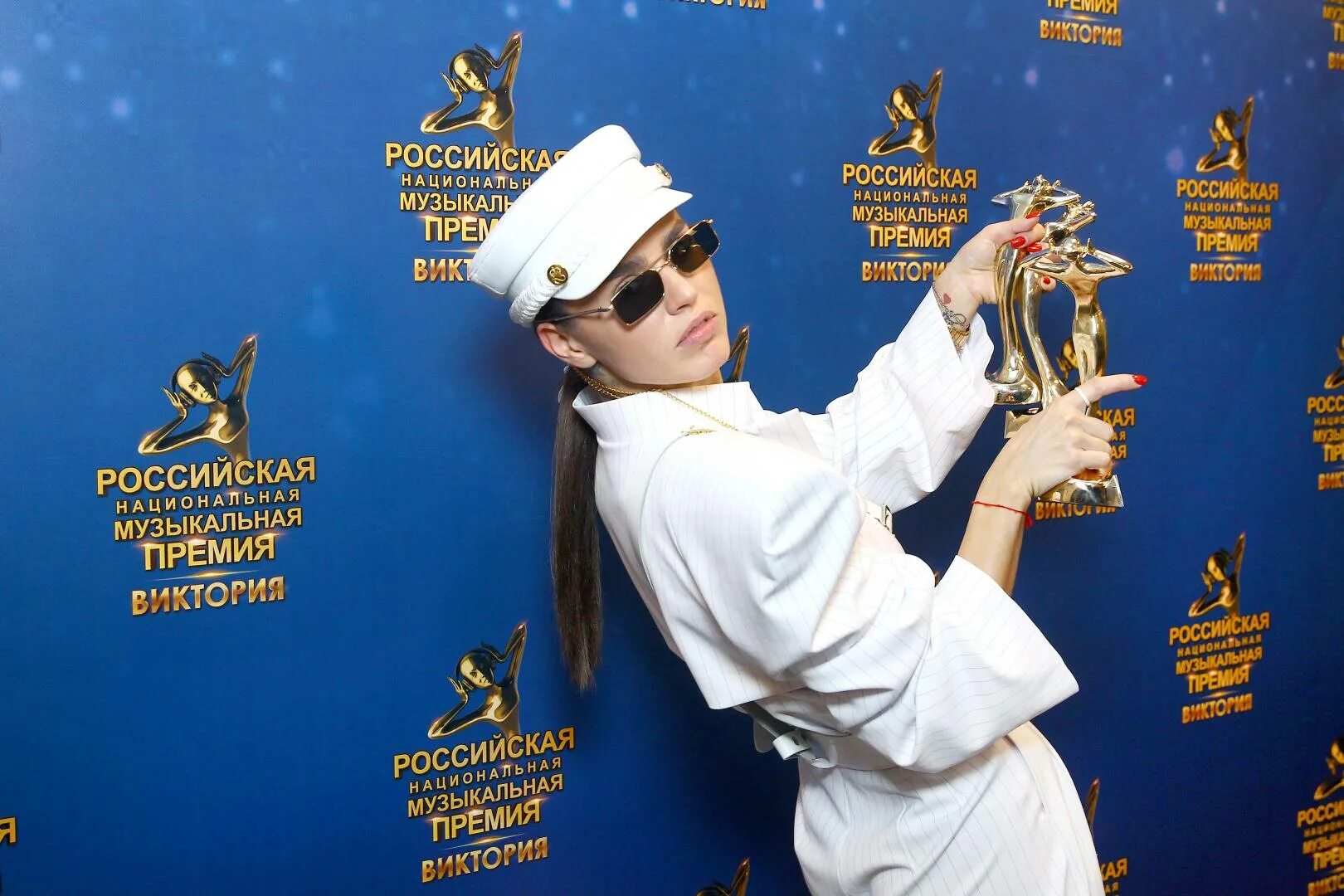 песни премии. песня года логотип. бузова на премии 2018. вручение музыкальной премии. музыкальная премия статуэтка.