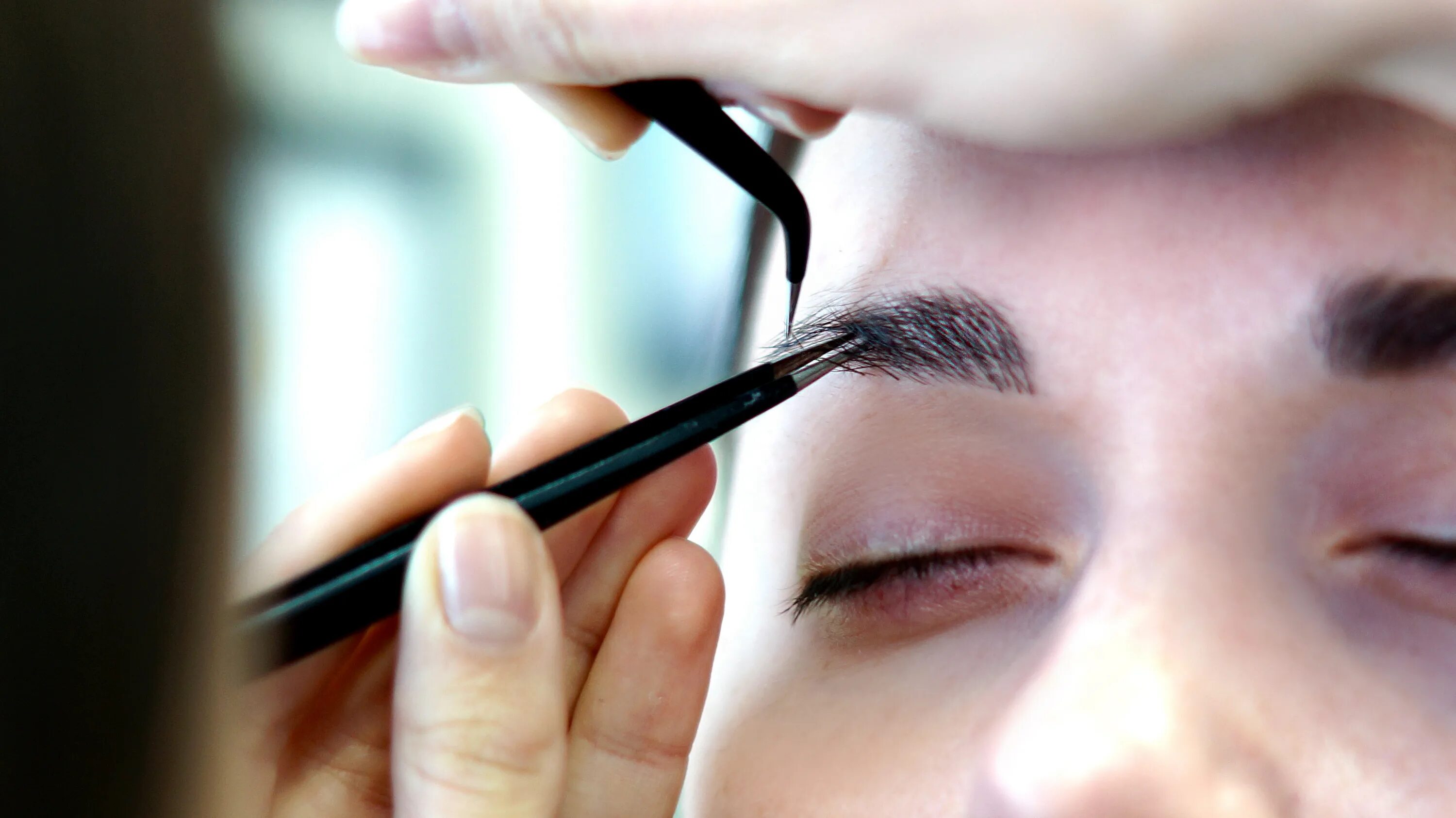 Брови видео уроки. Правильная формабровец. Наращивание бровей. Правильные красивые брови. Макияж бровей.