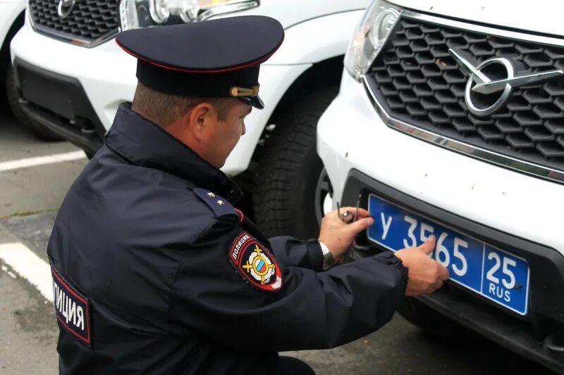 Ремонт служебного автомобиля. Авто начальства полиции России. Авто полиции Приморского края. Полиция Приморского края машины. 86 Отдел полиции Приморского.