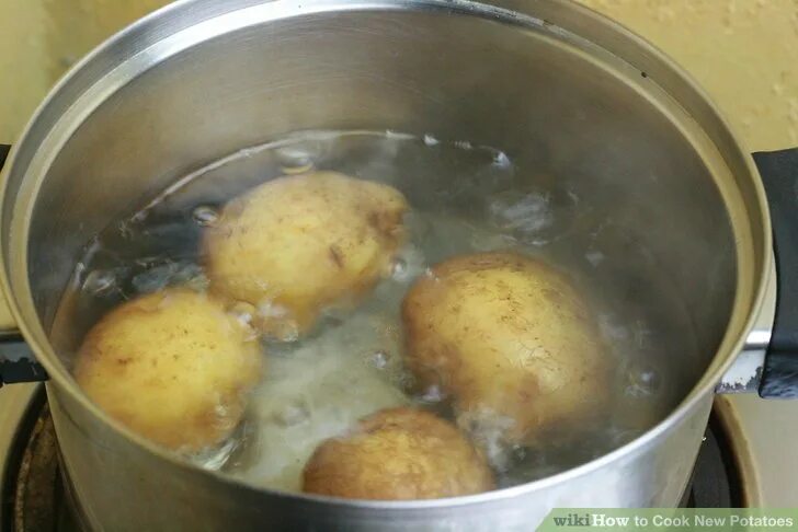 Картошка в кожуре в кастрюле. Картошка в мундире в кастрюле. Вареный картофель в кастрюле. Варка картошки в мундире. Картошка в кастрюле с водой.