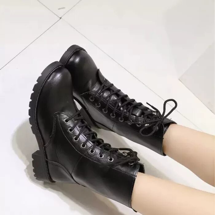 Мужские тяжелые ботинки вайлберис. Martens jadon rainbow. Берцы женские 2023. Ботинки на шнуровке военные тигина бертсы. Как называется ботинки со шнуровкой.