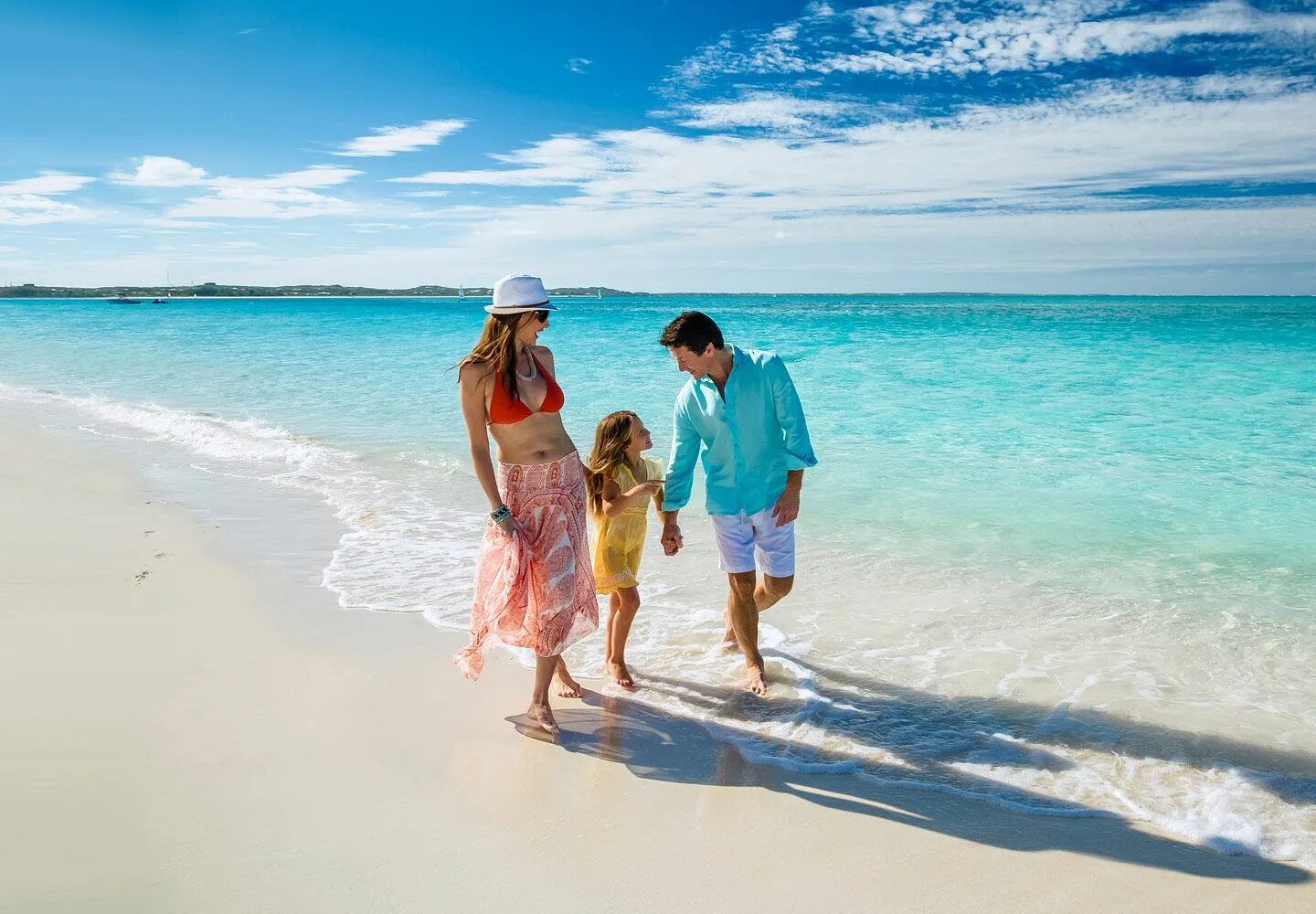 Holiday vacation. Семья на пляже. Путешествие с семьей. Счастливая семья на Мальдивах. Путешествие на море с семьей.