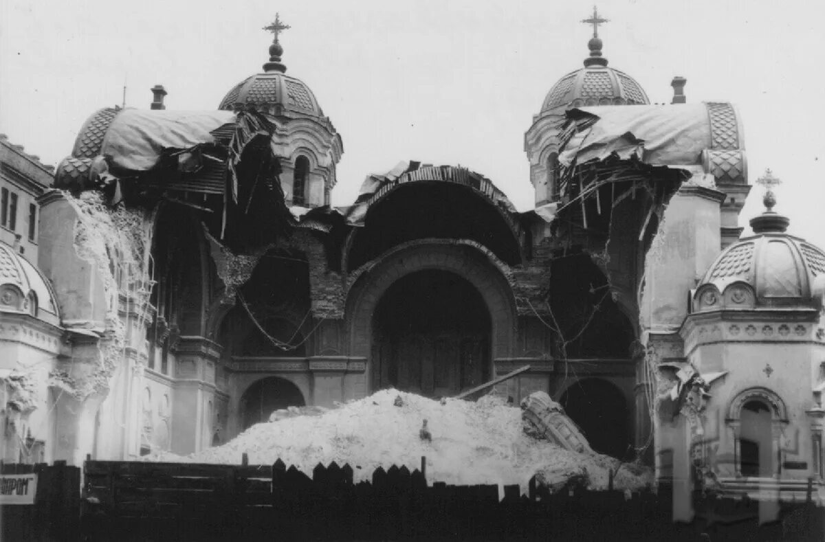 Церковь после революции. Большевики разрушали храмы 1917. разграбление церквей большевиками в 1917. разрушенные церкви в революцию 1917. гонения на церковь 1917.
