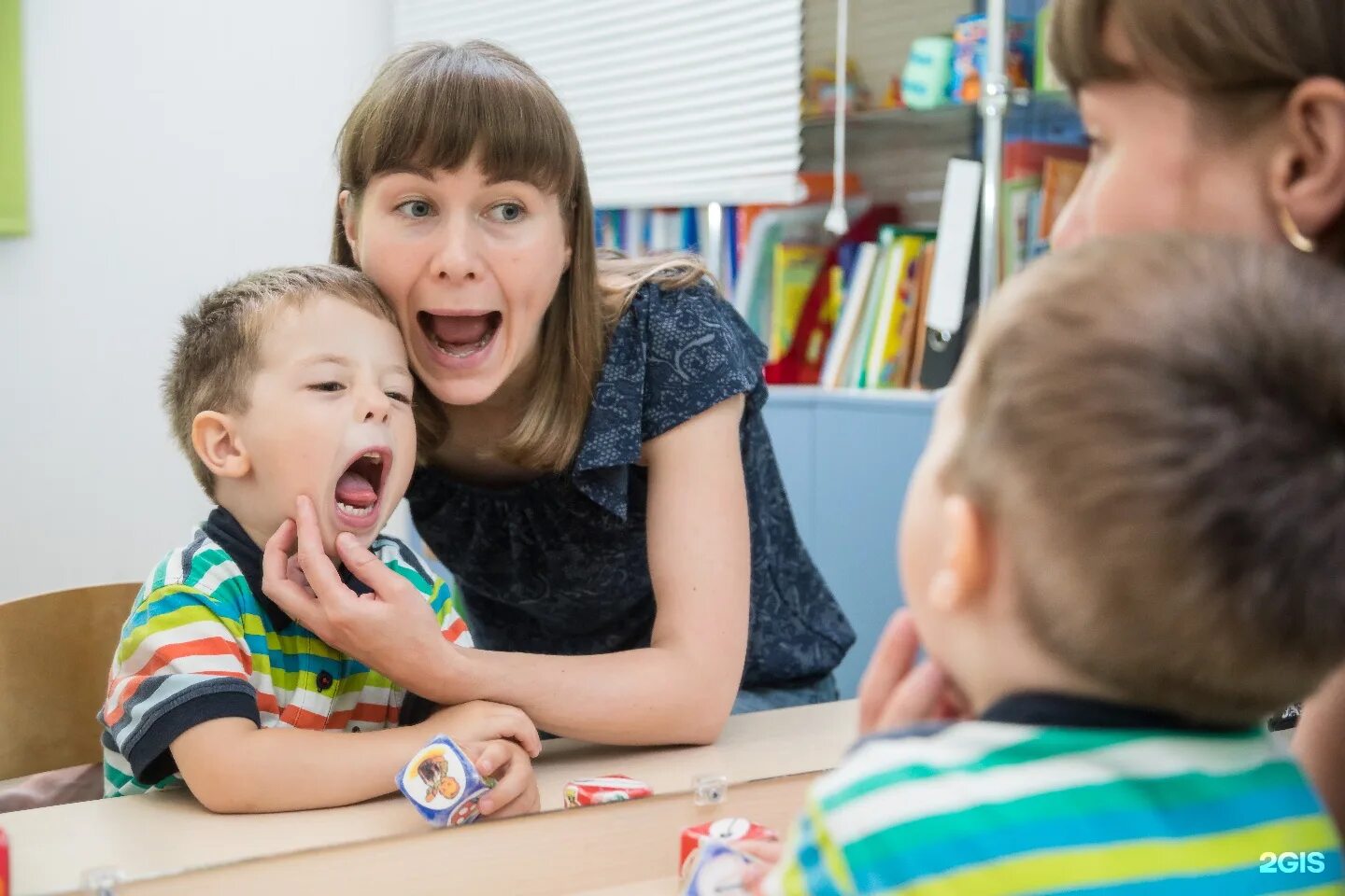 Занятия с учителем логопедом. Логопед. Занятия с логопедом в доу. Логопедия занятия для детей. Логопед и ребенок.