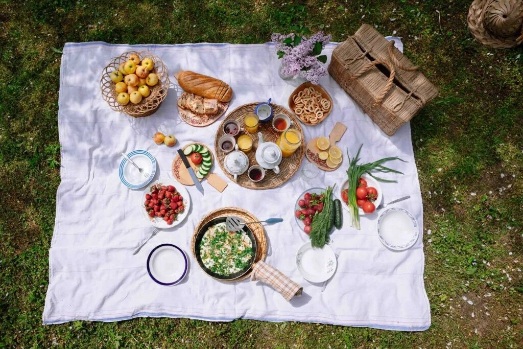 Где можно устроить пикник. Устроить пикник. Пикник сладости природа. Идеальный пикник. Майский пикник.