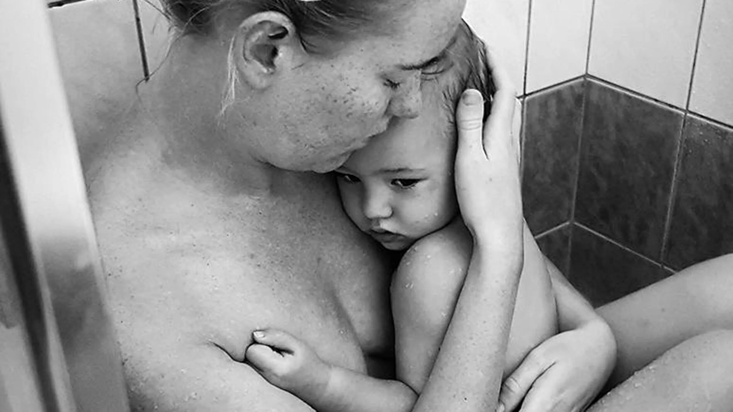 Мама и дочьголые. Сыночки, матери голенькие. Mom son shower