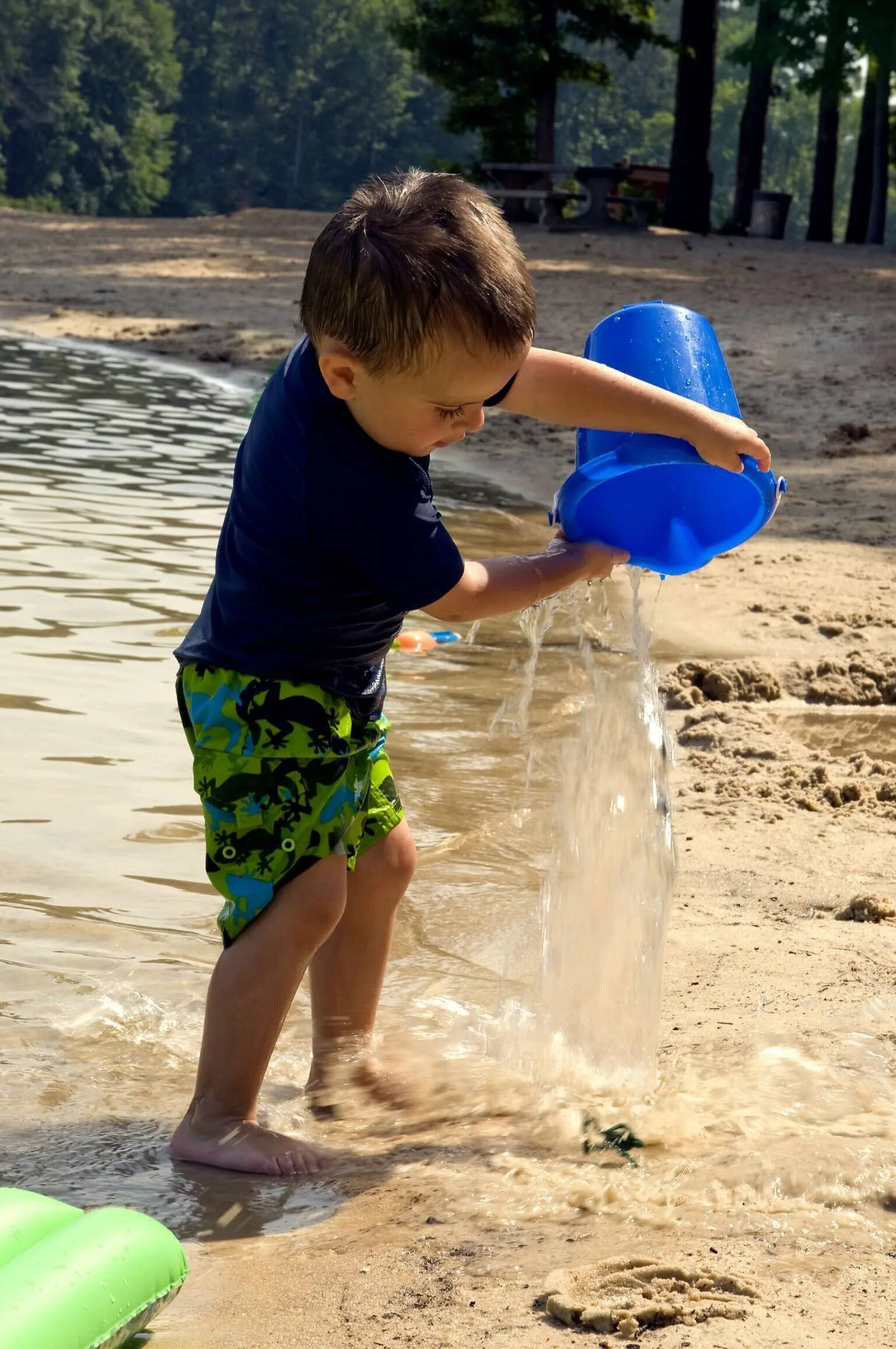 Мальчик наливает воду. Дети плескаются в воде. Выливает воду. Праздник вардавар в армении. Девочка вылила на мальчика воду.