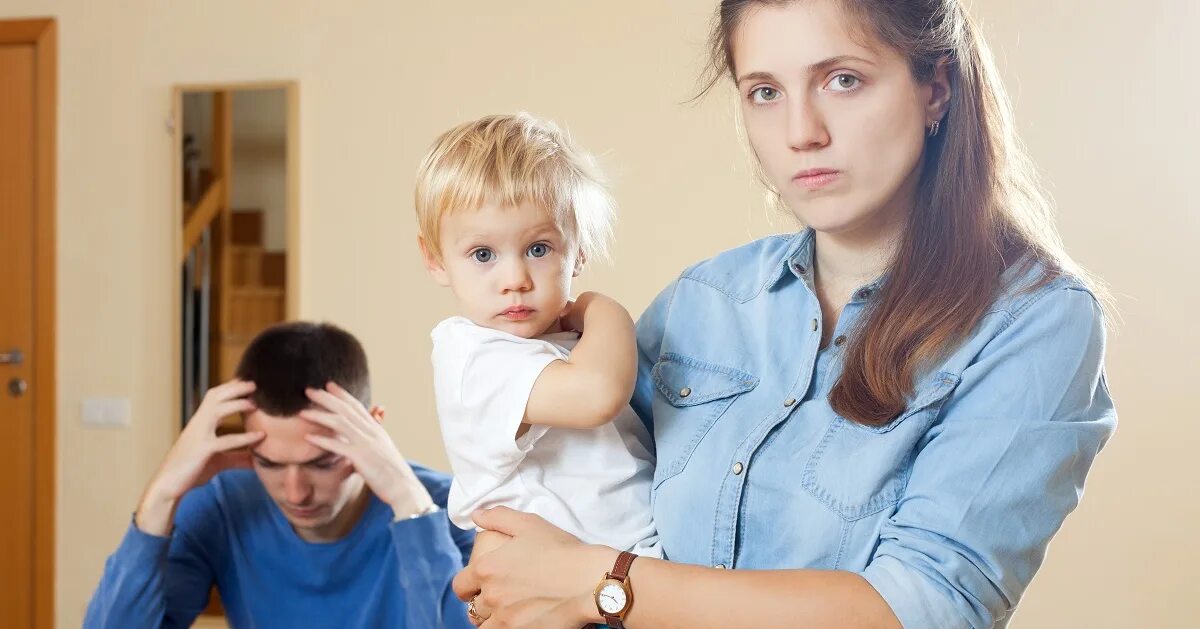 Грустная семья. Бывшая жена не дает видеться с ребенком. Ребенок в семье. Мужчина уходит из семьи. Бывшая жена не дает видеться с ребенком.