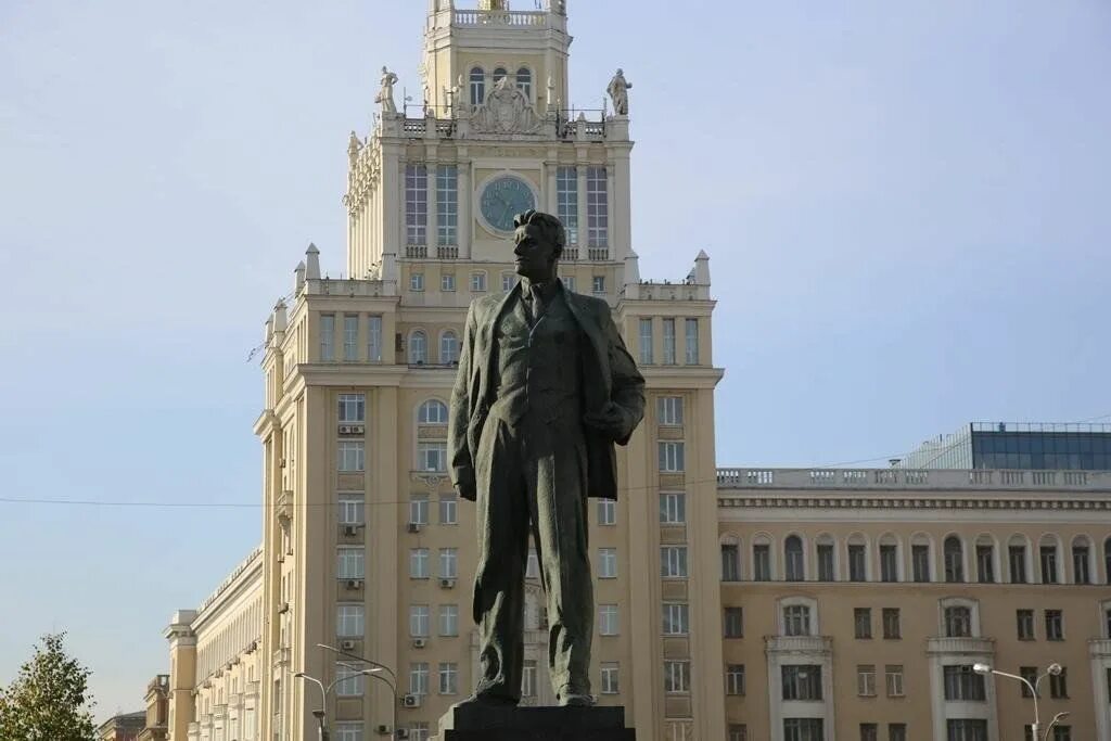Создателем какого памятника является в в маяковский