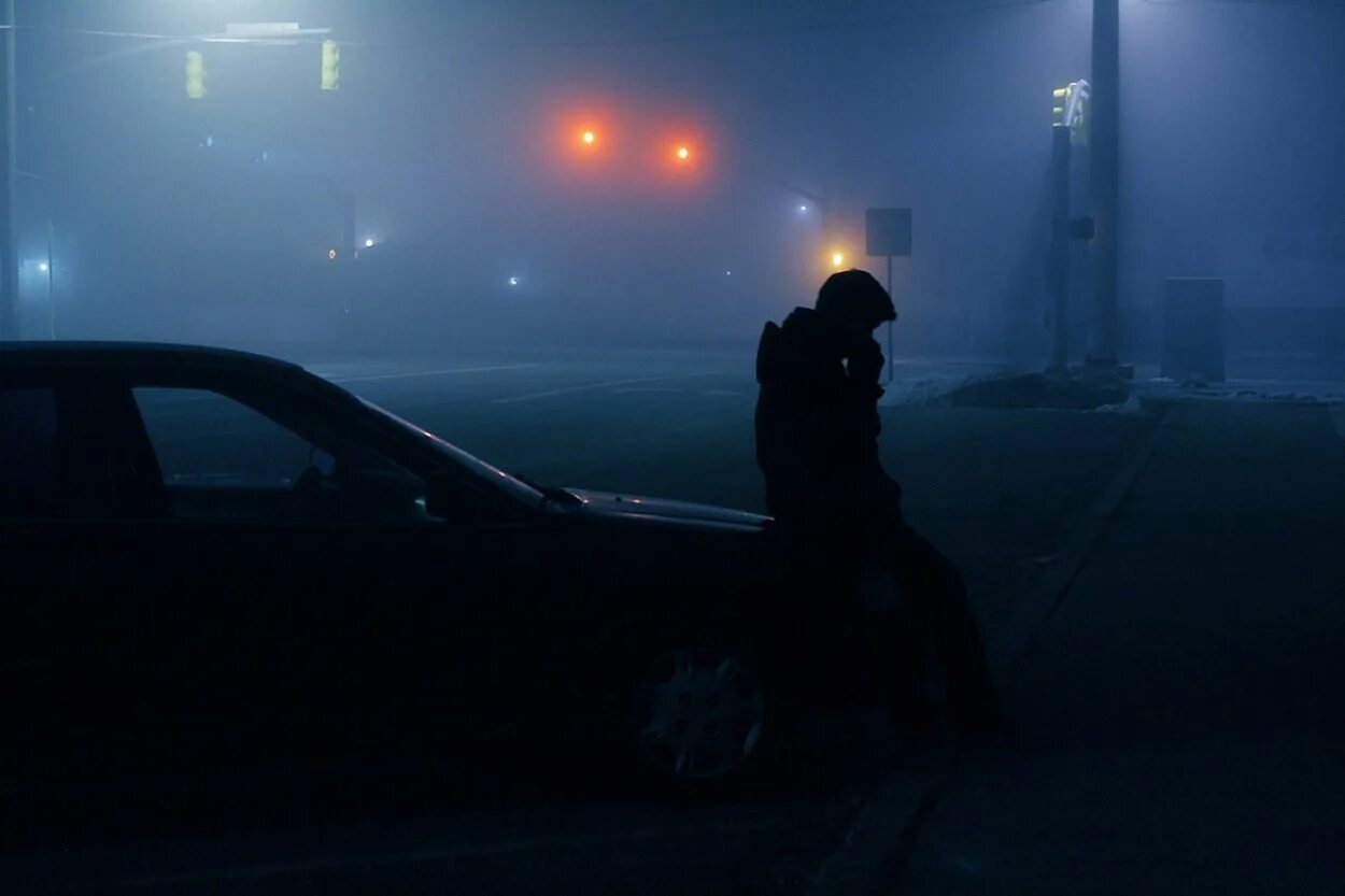 Парень ночью. Одинокий парень ночью. Человек в машине ночью. Ночь грусть.