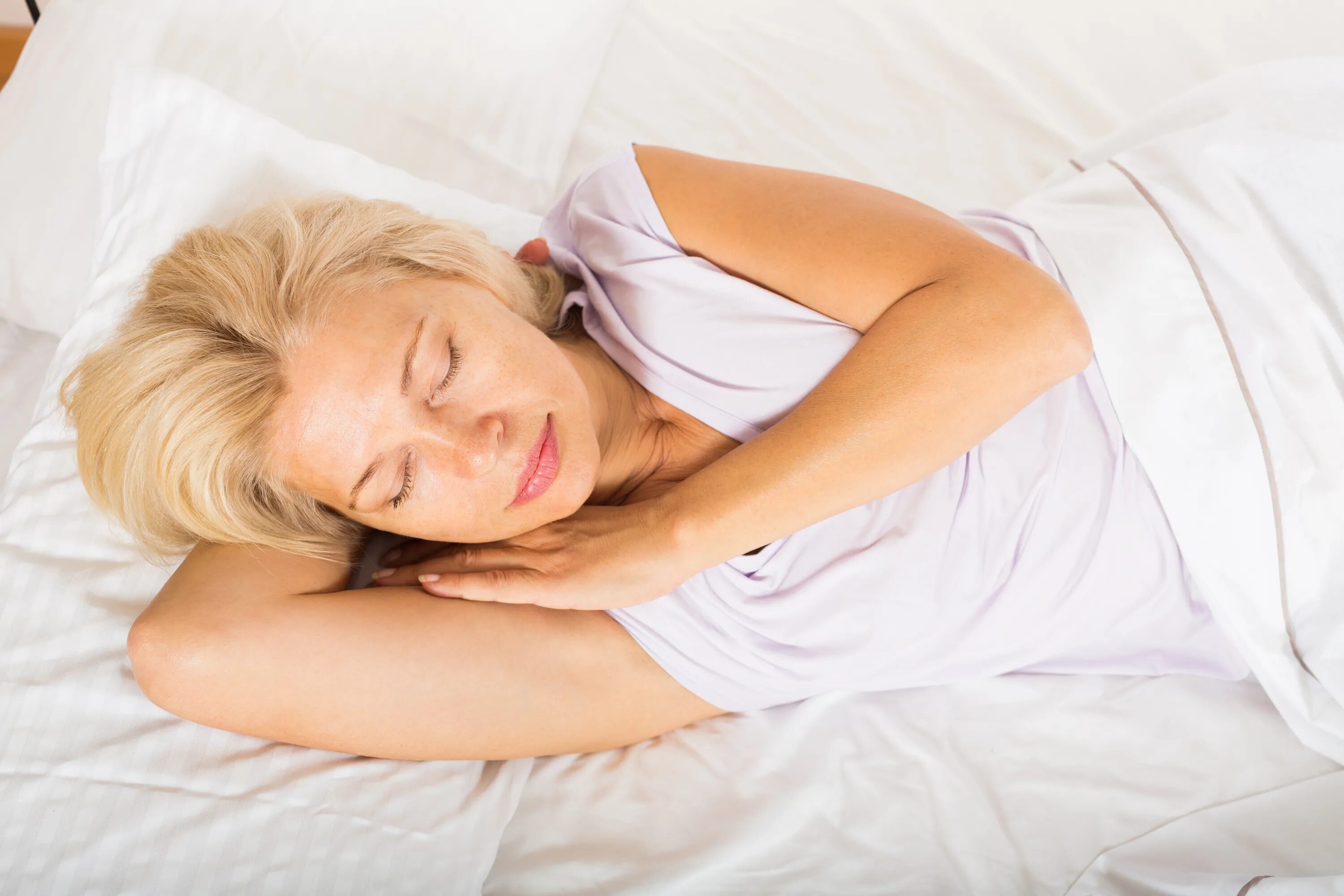 спящие женщины 50 лет. спящие пожилые женщины. красивая девушка спит. здоровый сон девушка. бабушка спит.