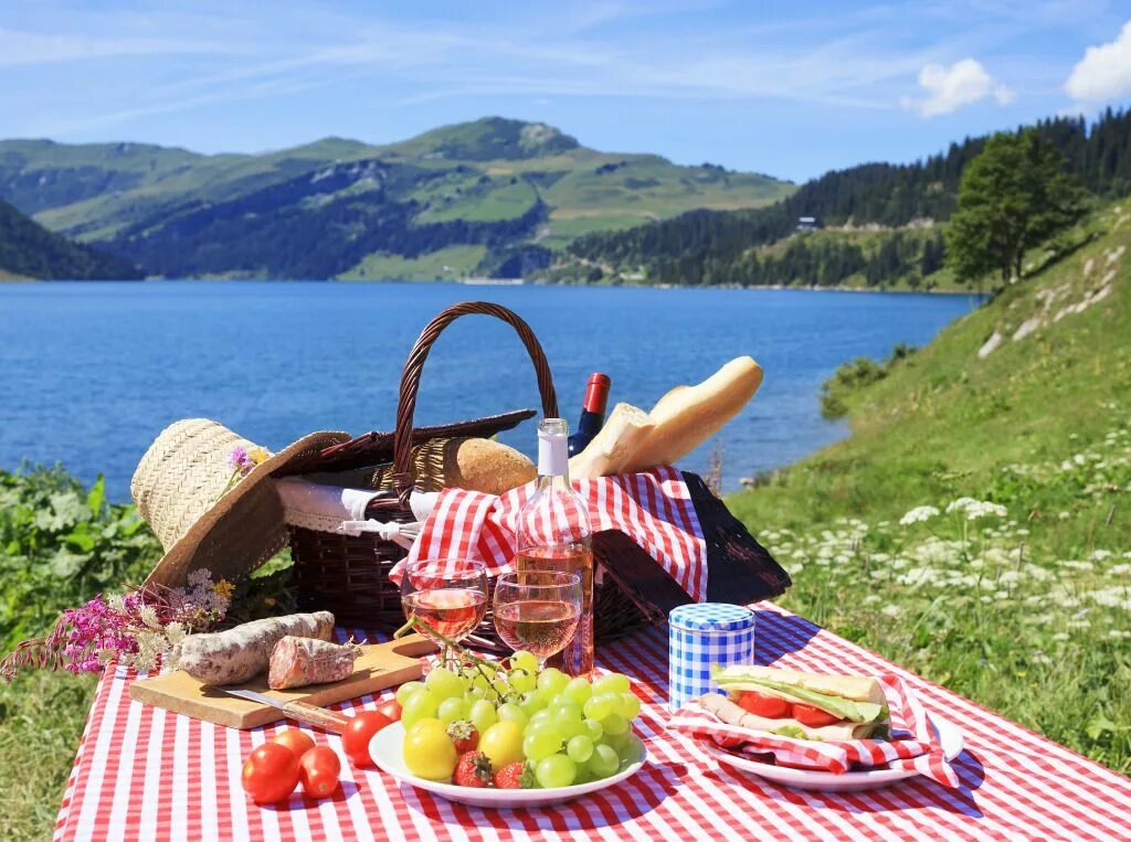 In summer or in the summer. Пикник на природе. Еда на природе. Отдых на природе. Летний обед на природе.