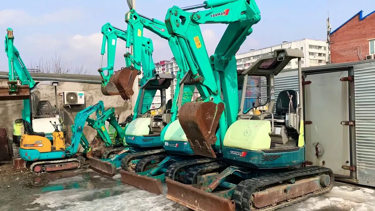Cat 308c sr. Кобелко экскаватор мини 65. Экскаватор из японии. Мини погрузчик кобелко. Японские экскаваторы владивосток.