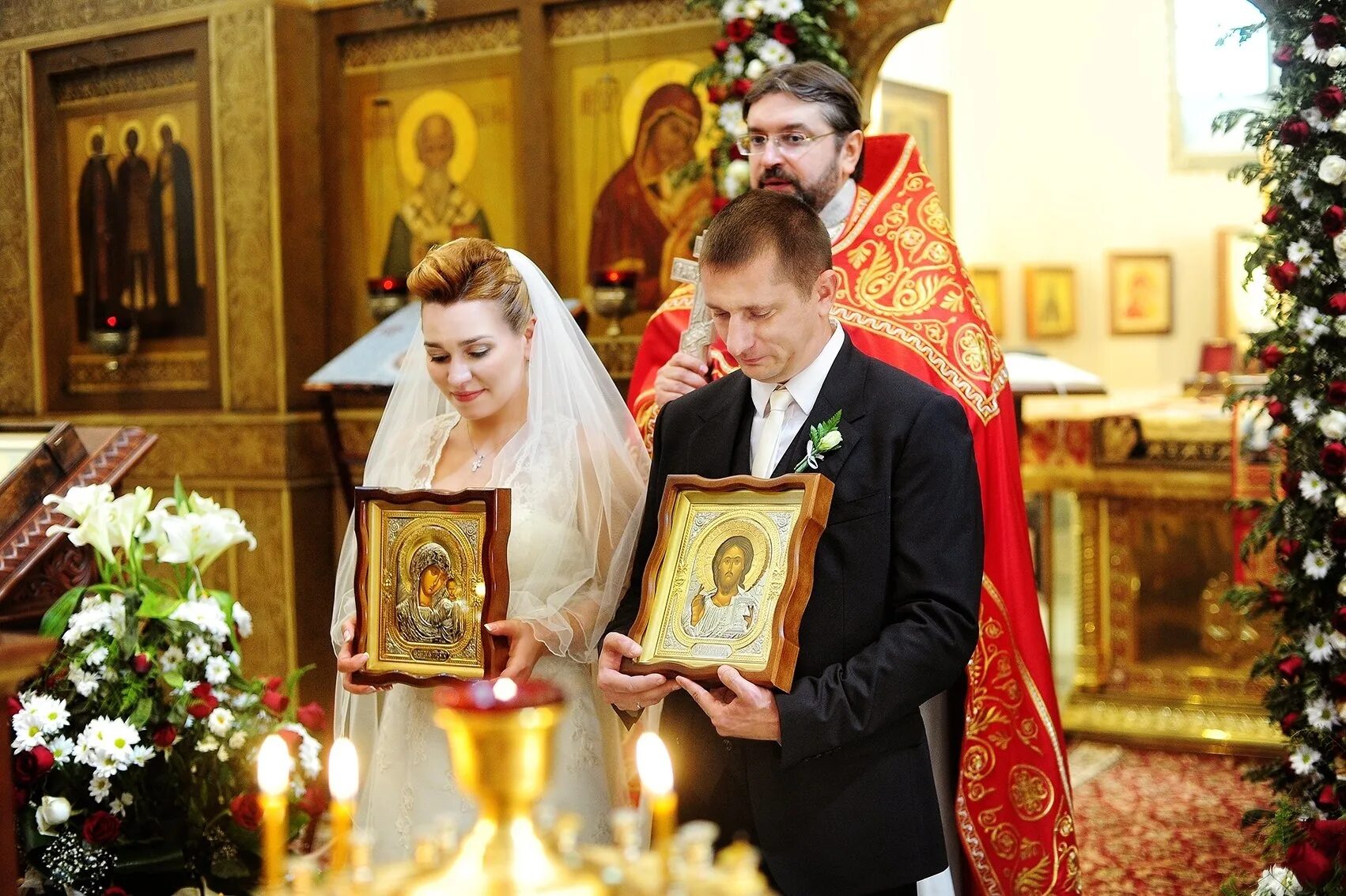 Благословение родителей перед свадьбой. Иконы для венчания. Венчание. Иконы которыми благословляют молодых. Благословение молодых родителями.