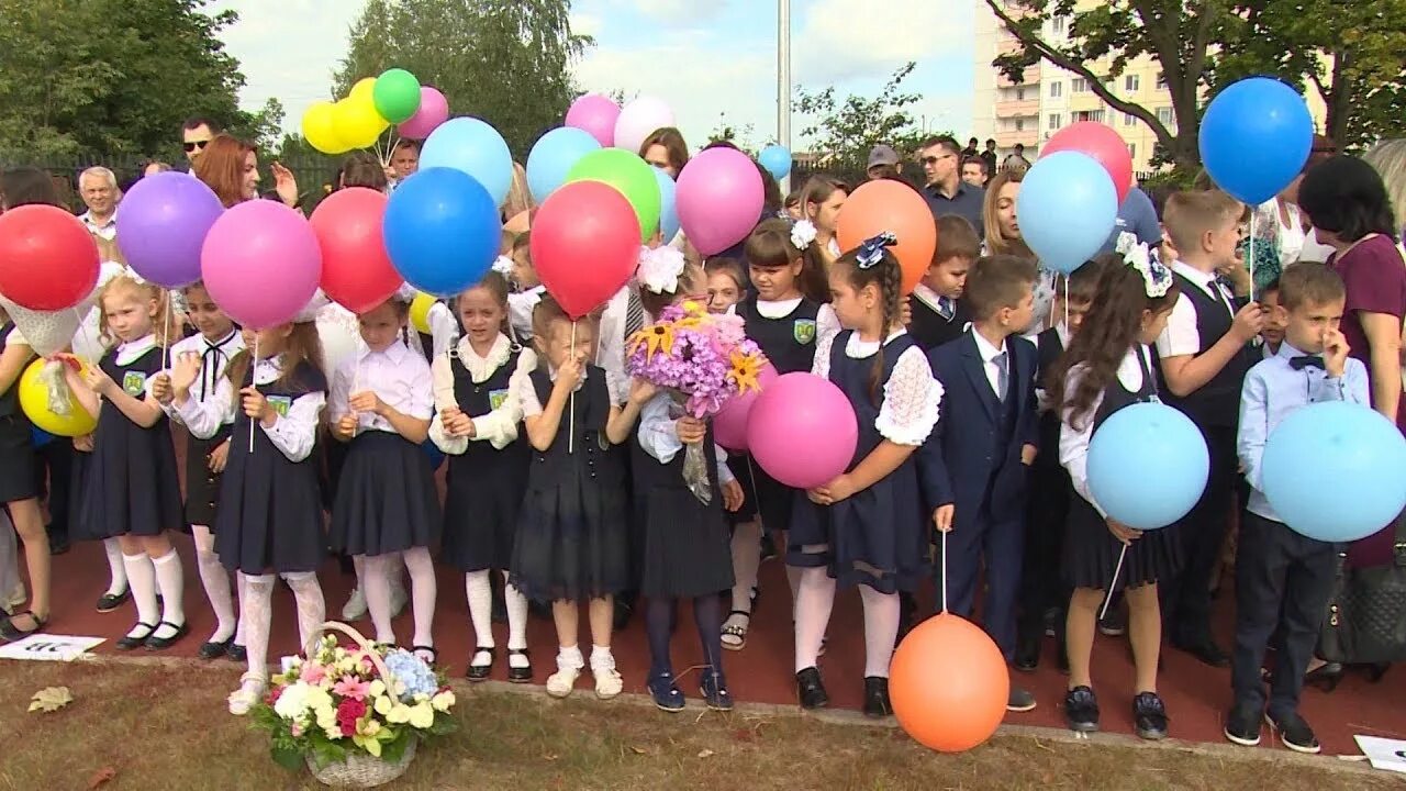 Школа медвежьи озера. Школа номер 19 Медвежьи озера. Медвежье-Озерская школа Щелково. Школа в Медвежьих Озерах. Директор Медвежье Озерской школы 19.