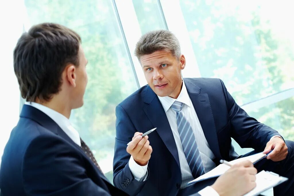 бизнес переговоры. деловой портрет мужчины в офисе. генеральный директор. директор крупной фирмы. деловая встреча.