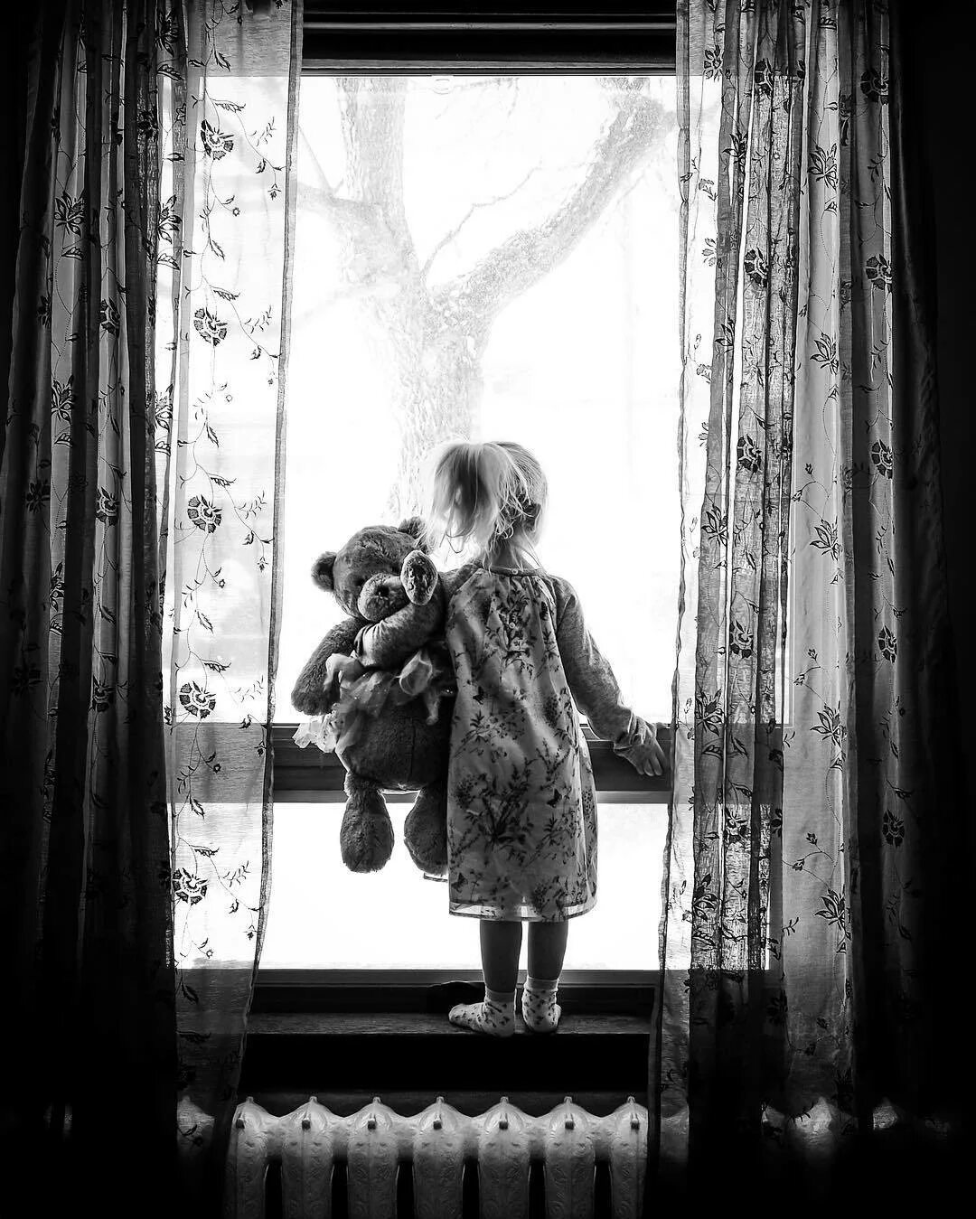 Мамино окошко. Дети ждут. Грустный ребенок. Девочка у окна. Маленькая девочка у окна.