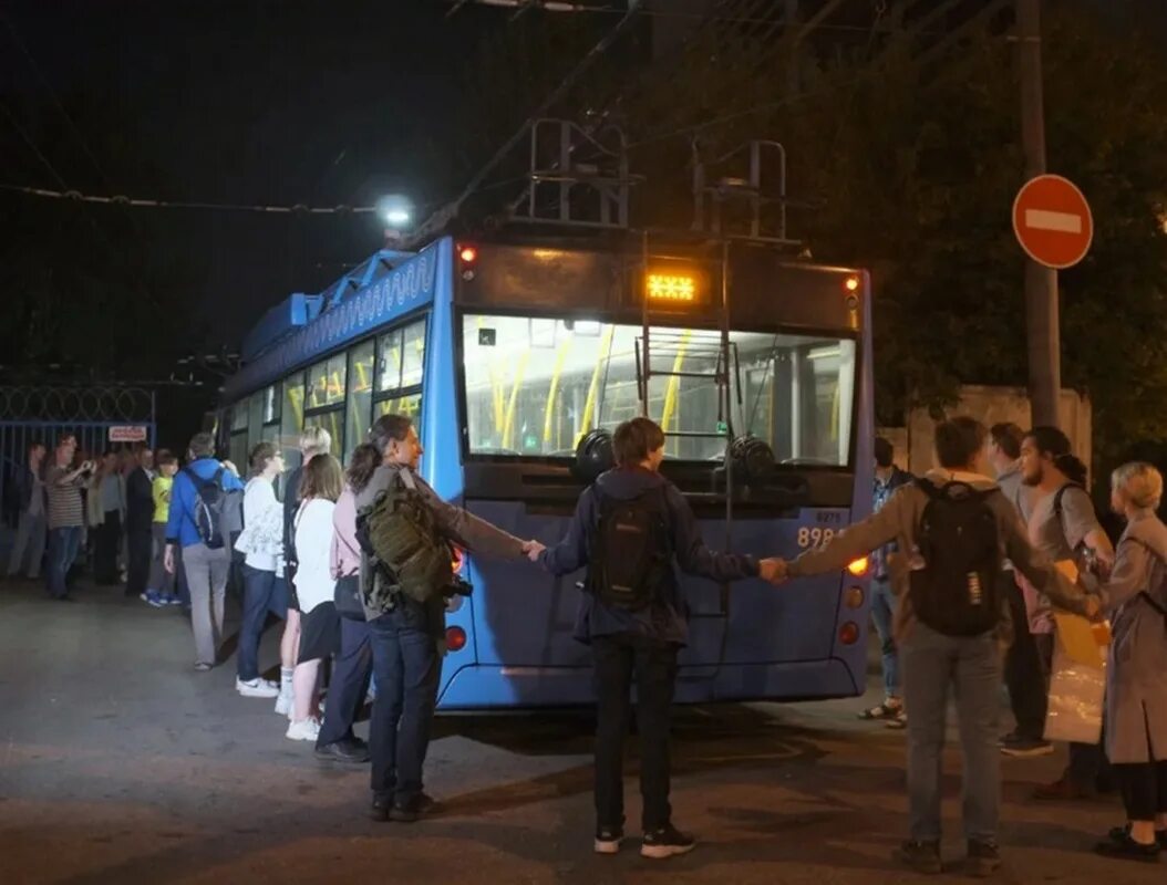В минуты когда троллейбус с пассажирами. Закрытие троллейбуса. Последний троллейбус в Москве. Последний день троллейбуса в Москве. Закрытие Московского троллейбуса.