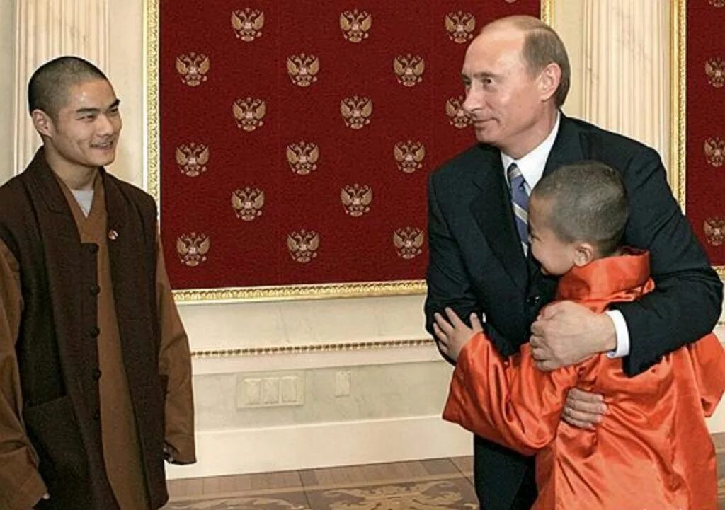 Фото Путина с мальчиком. Поцелуй мальчика в живот путиным