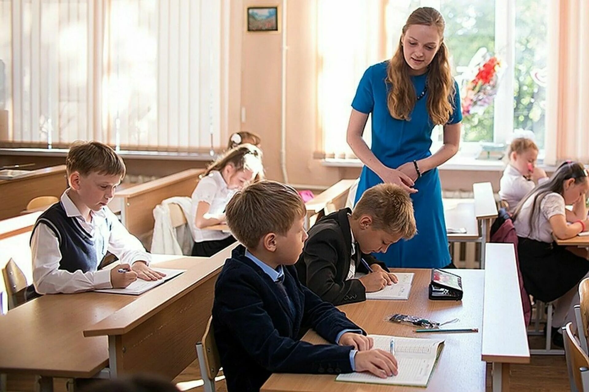Российская школа. Преподавание в младших классах. Учитель и ученик. Уроки учителя. Учитель и ученик начальная школа.