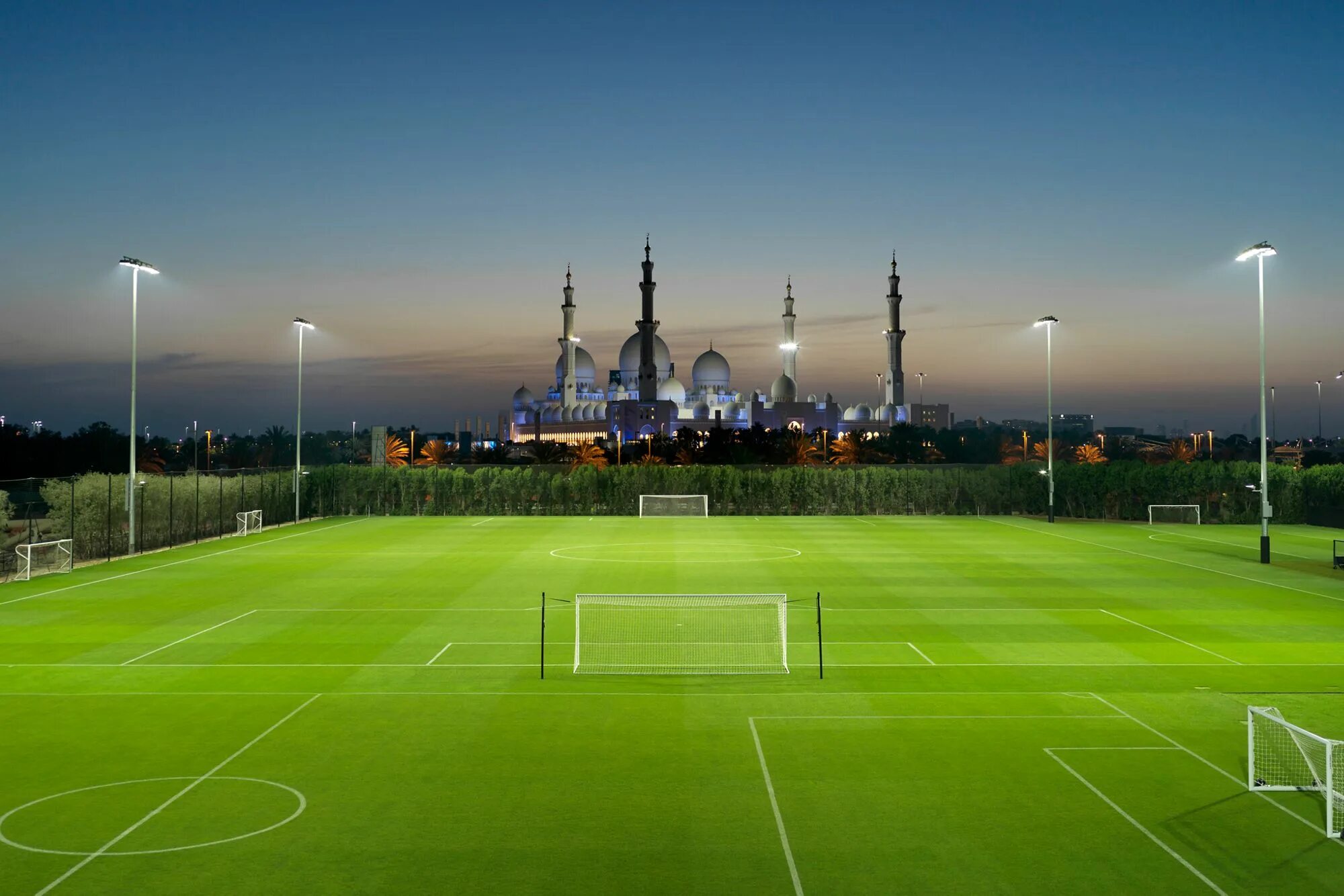 Футбольное поле было. Футбольное поле на даче. Футбольное поле с воротами. Олд траффорд фон. Футбол поле.