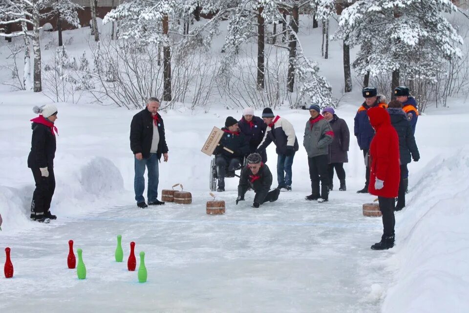соревнования зимние игры. зимний тимбилдинг для детей. веселые старты на улице зимой. спортивная зимняя эстафета на улице. зимние соревнования.