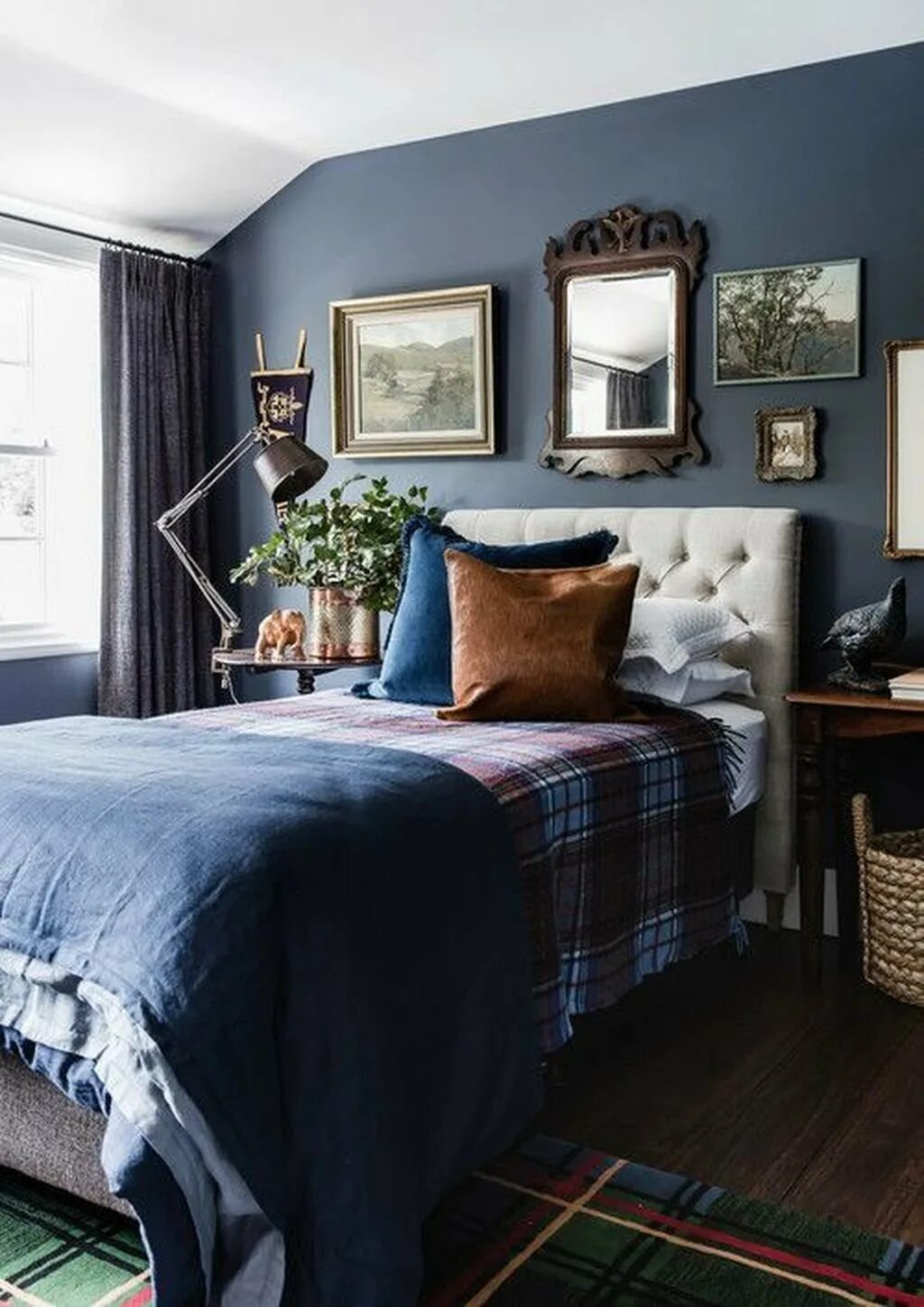 Темный пол голубые стены. Синяя спальня. Темно синяя спальня. Синие стены в спальне. Синий интерьер спальни.