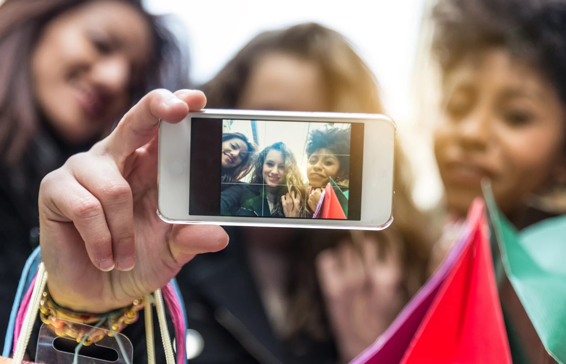 Селфи рассказ. Дети делают селфи. селфи со студенческим. people taking selfie. поколение z фотографируют еду.