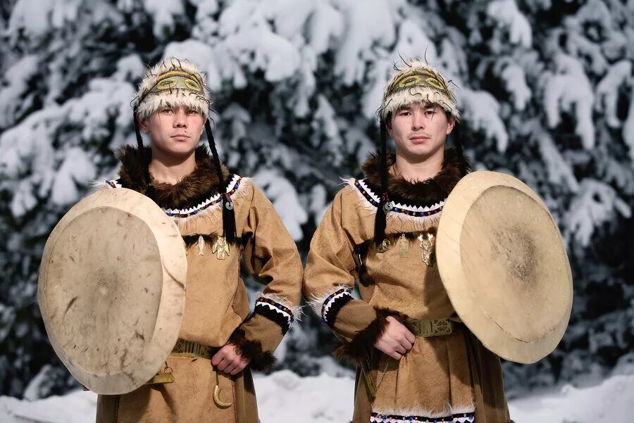 Ханты манси народность. Манси народы Сибири. Национальный костюм Ханты и манси. Национальный мужской костюм манси.