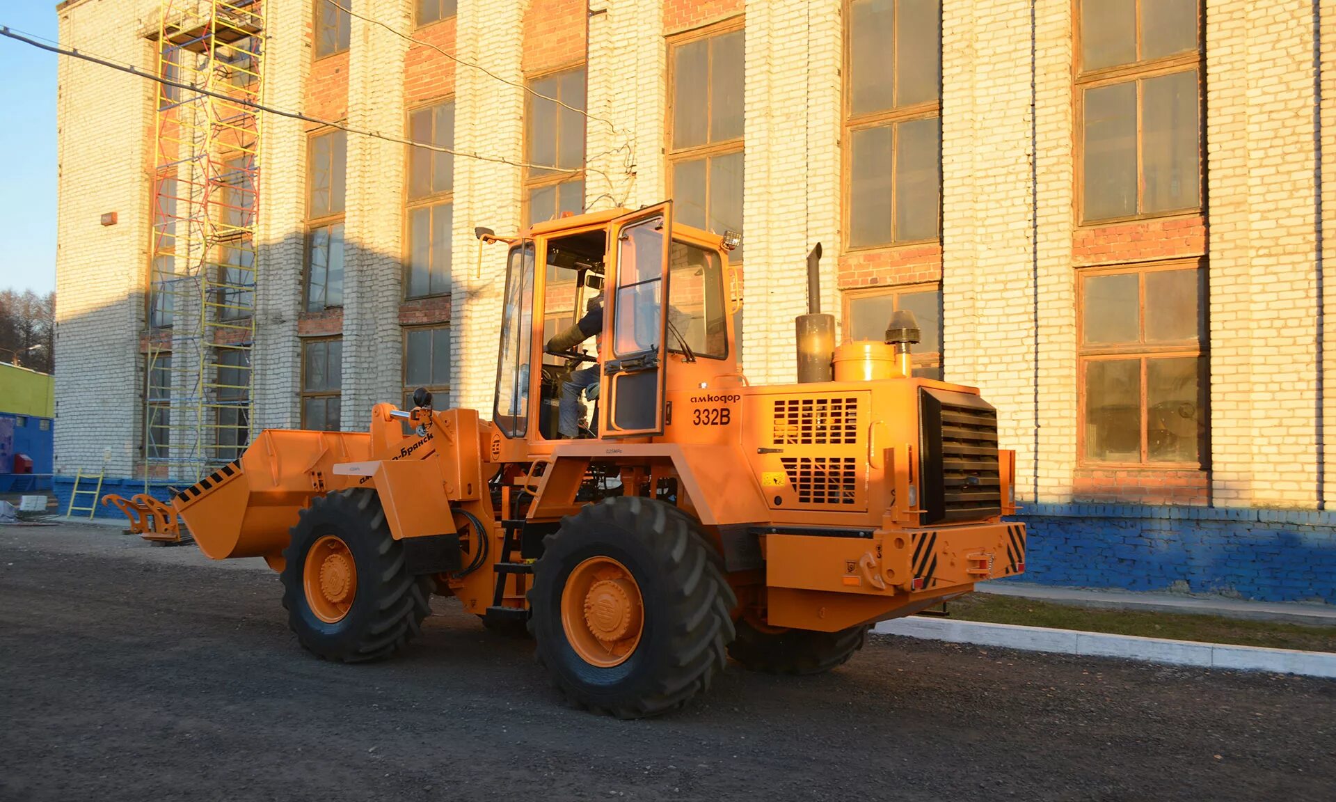 Фронтальный погрузчик Амкодор 333в. "Погрузчик Амкодор 334с". Погрузчик фронтальный одноковшовый Амкодор 332в. Трактор Амкодор 333в. Амкодор брянск