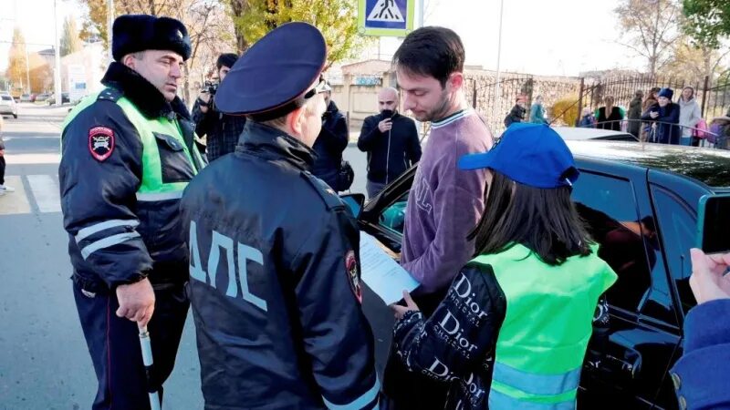 Водитель черкесск. Сотрудник ГИБДД. Сотрудник ГАИ. Сотрудник ГИБДД пешеход и водитель. Водителям и пешеходам о безопасности дорожного.