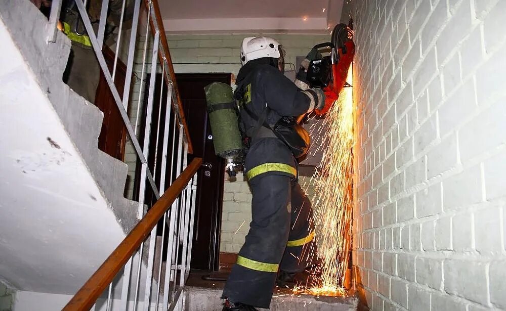 Пожарные вскрывают дверь. МЧС вскрывает дверь. Вскрытие дверей пожарными. Пожарная лестница.
