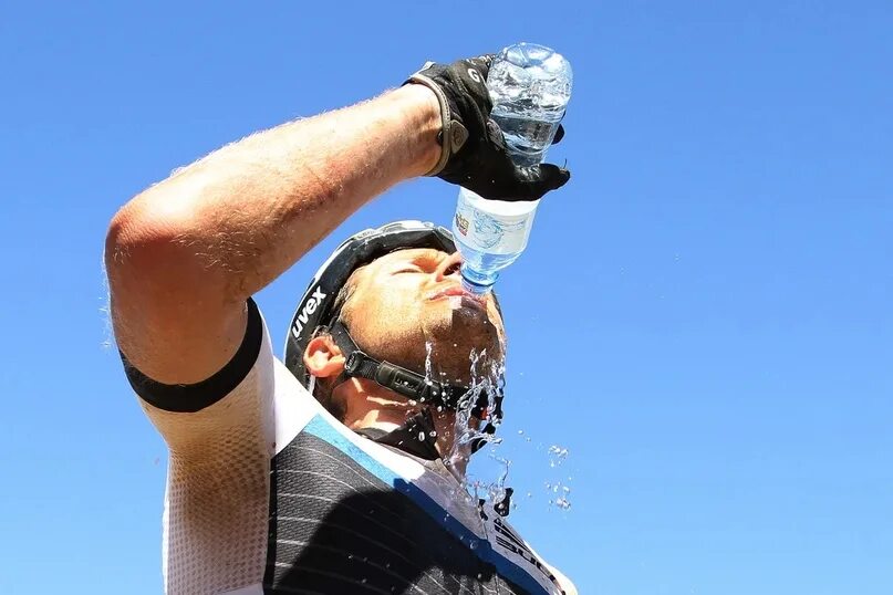 Сильный пот жар. Пить воду в жару. Спортсмен пьет воду. Тренировка в жару. Человек в жару.