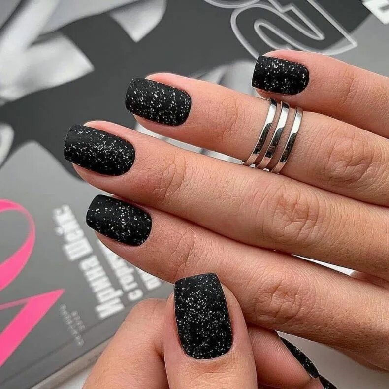 Маникюр дизайн 2023 новинки стильные черные. Черный маникюр. Черный маникюр. Черный маникюр 2022-2023. Черные ноги.