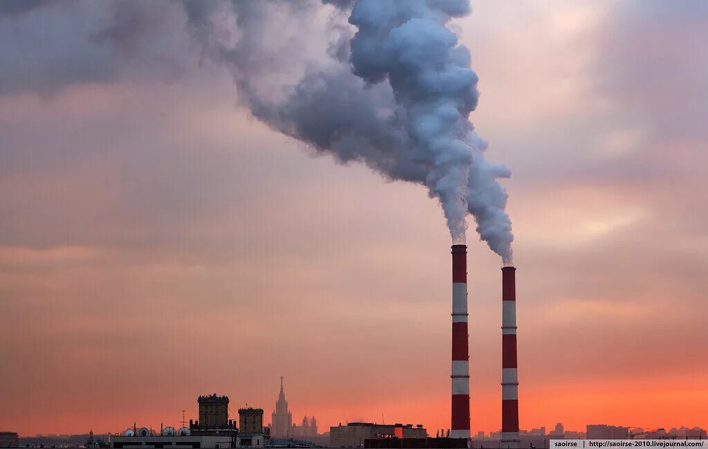 дым из трубы завода. дым трубой стоит. труба завода с дымом. загрязнение воздуха в городе. трубы завода.