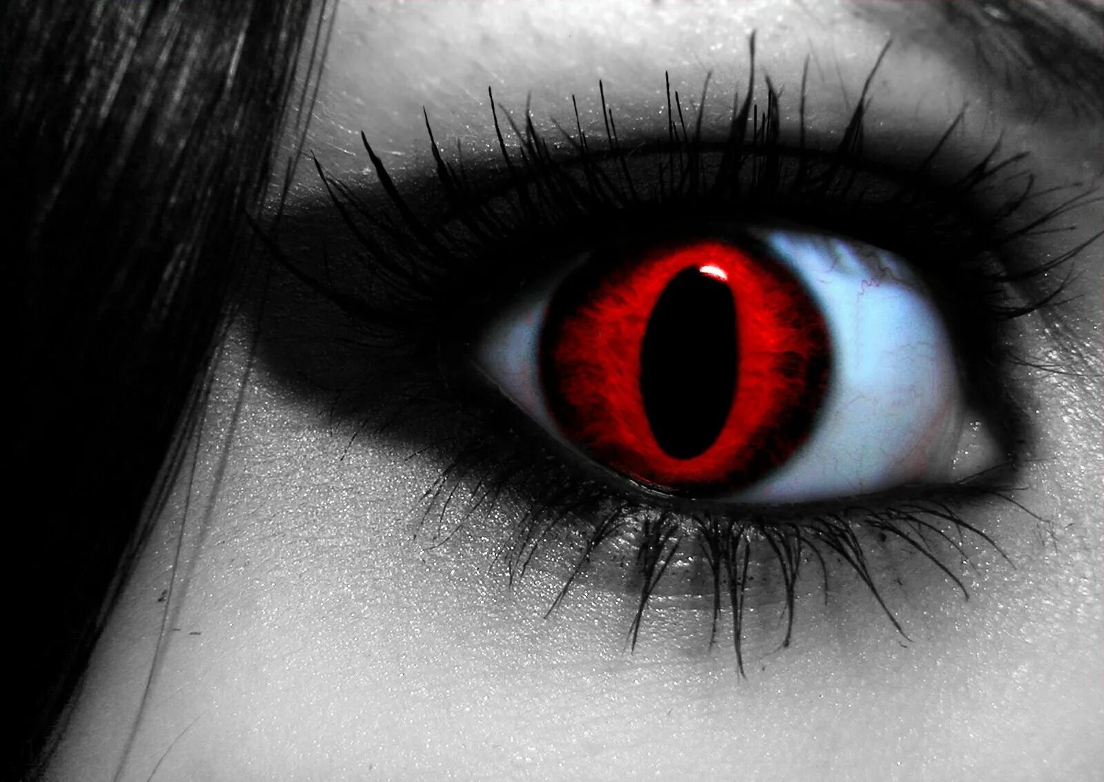 Страшные глазки. Красные демонические глаза.