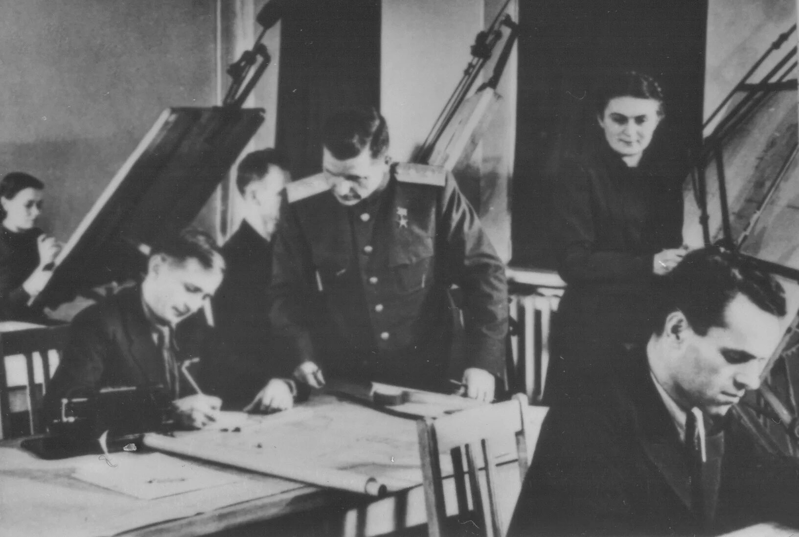 Рисовальщик в конструкторском бюро 9 букв. Рисовальщик в конструкторском бюро 9 букв