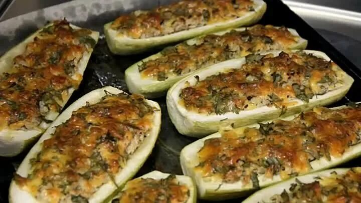 Фаршированные кабачки в духовке с фаршем и сыром. Фаршированный кабачок в духовке с фаршем. Фаршированные кабачки цукини. Сколько времени готовить фаршированные кабачки в духовке. Сколько времени готовить фаршированные кабачки в духовке.