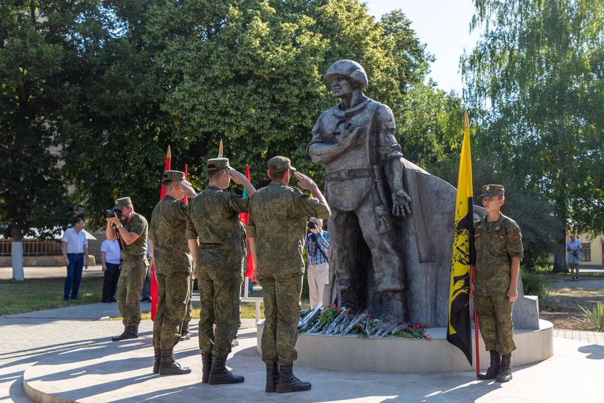 Программа бендеры. Памятник миротворцу в тирасполе. памятник миротворцам в бендерах. памятник миротворцам пмр. монумент воинам миротворцам город бендеры.