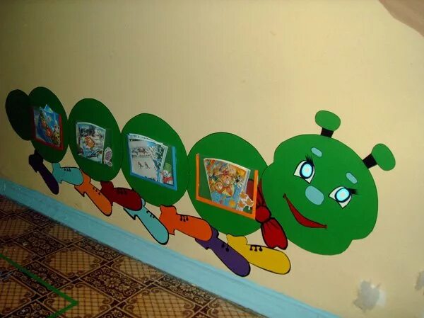 Оформление группы вторая младшая группа. Украсить стену в детском саду. Оформить стену в детском саду. Развивающая стена в детском саду. Украшение стен в детском саду своими руками.