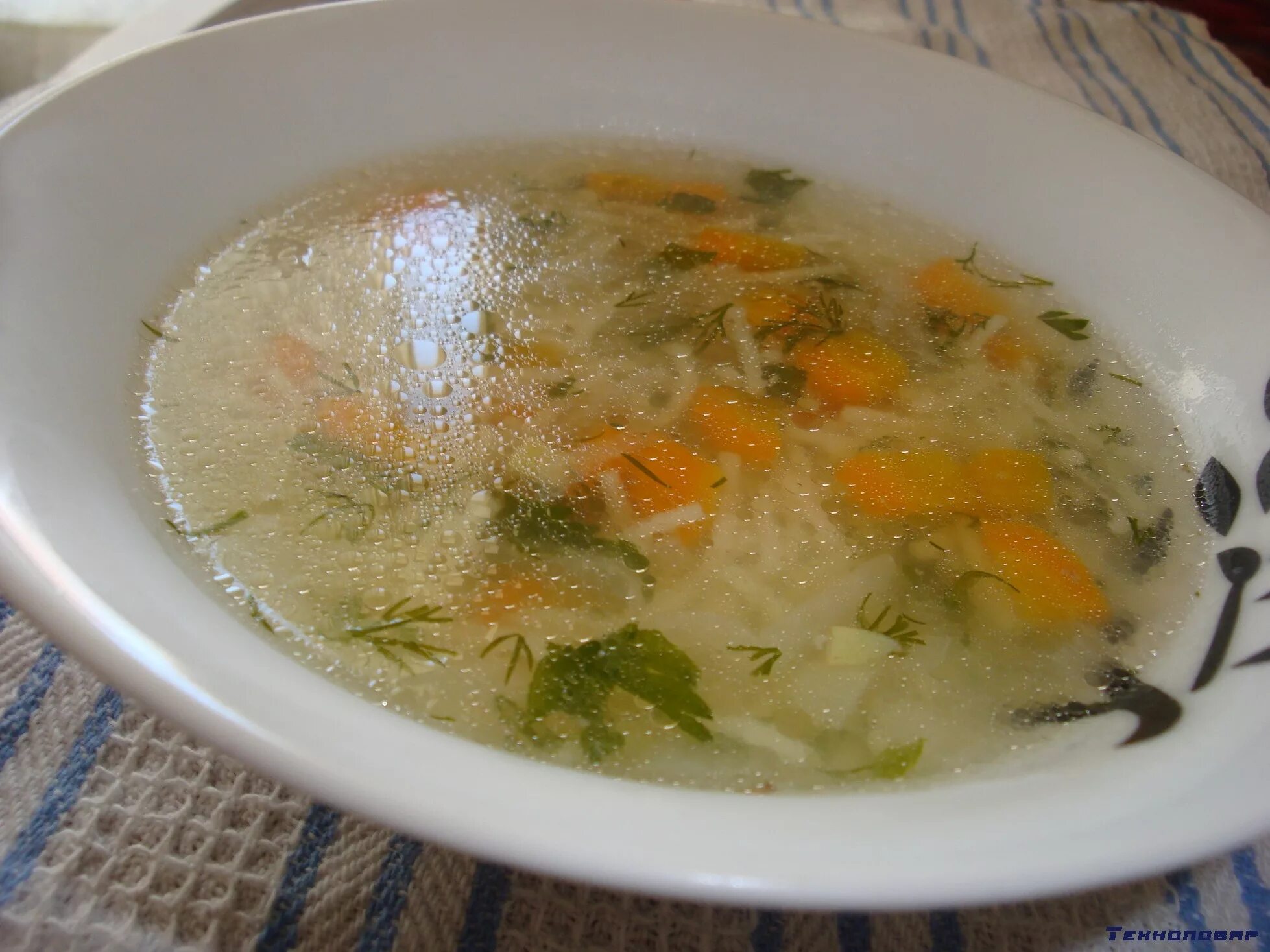 Как сварить куриный суп в мультиварке. Тарелка куриного супа. куриный суп с вермишелью в мультиварке. вермишелевый суп с курицей в мультиварке. куриный суп с лапшой в мультиварке.
