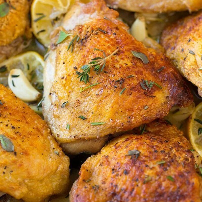 блюда из куриных бедер. куриные бёдра на сковороде. куриные бедрышки запеченные. куриные бедра в духовке. рецепт вкусных бедрышек.