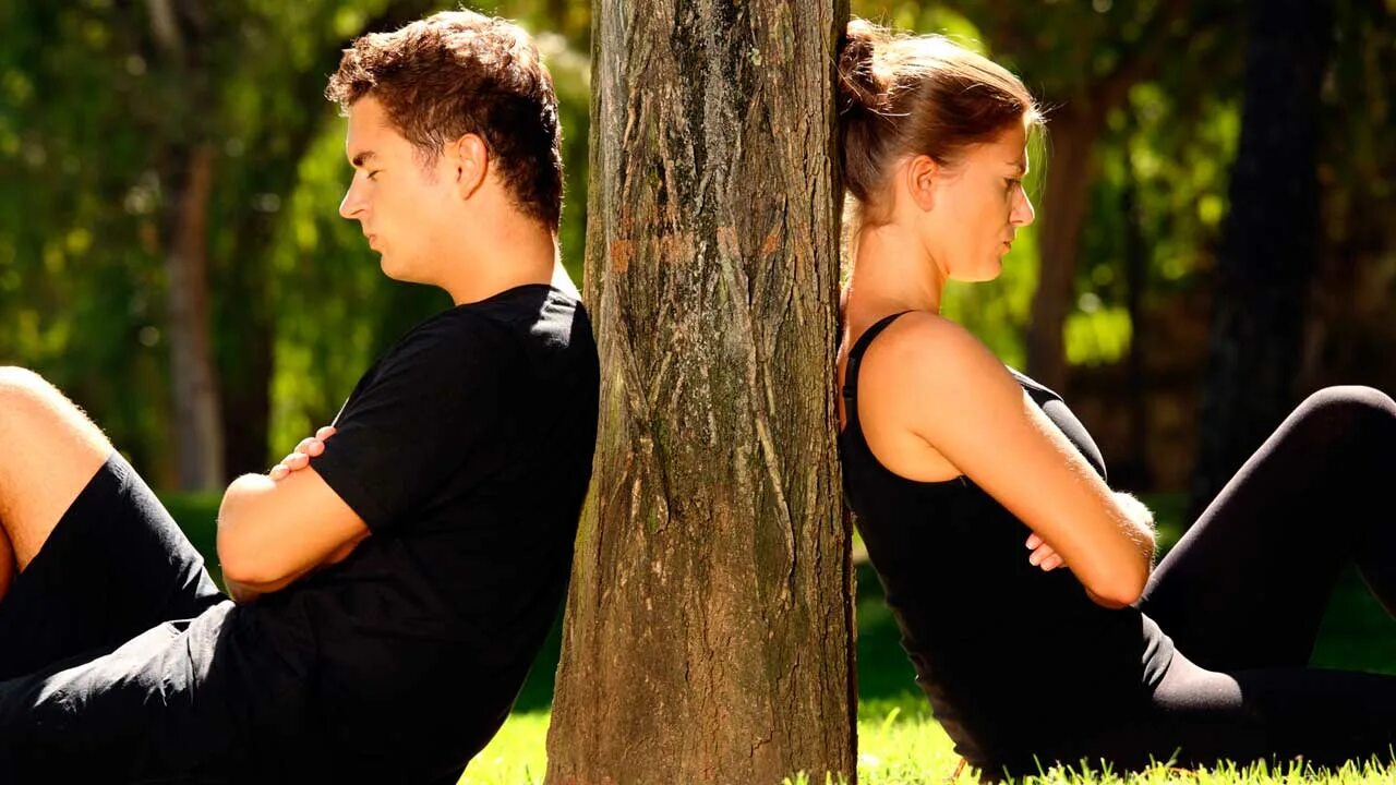 Гости разошлись. Дороги расходятся. Прощание пары. Люди расстаются. Разлука.