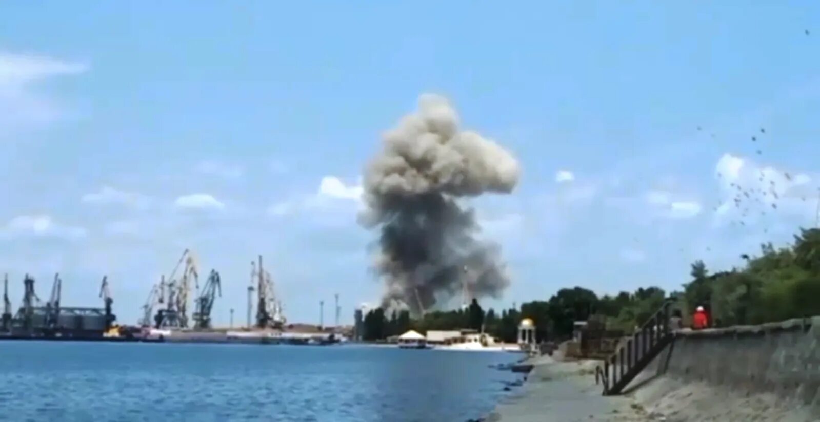 Нападение на порт. Бердянск бомбят порт. Взрыв ракеты. Бердянск ракета порт. Порт Бердянск на карте.