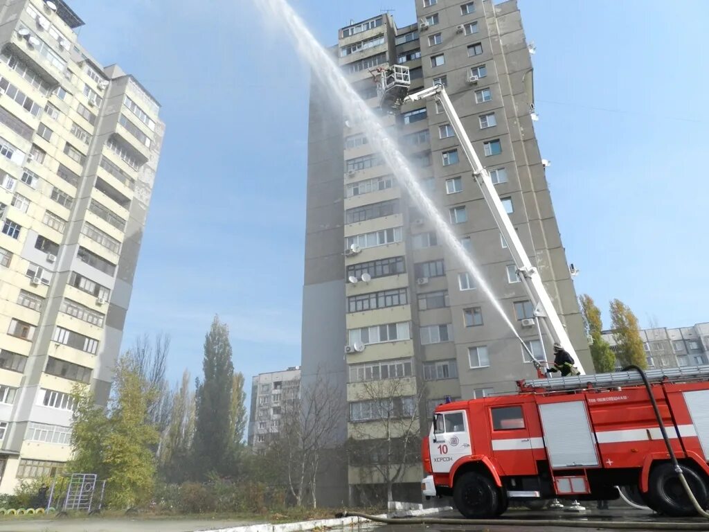 Тушение пожара в жилых зданиях мчс. Пожар в здании повышенной этажности. Здания повышенной этажности. Тушение пожара в многоэтажном доме. Тушение пожаров в зданиях повышенной этажности.