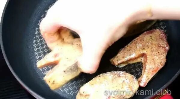 Как вкусно пожарить горбушу на сковороде. Горбуша жареная на сковороде сочная с лимоном. стейки горбуши жареные на сковороде со сметаной. горбуша жареная на сковороде с луком и сметаной. горбуша вкусный рецепт сочная на сковороде.