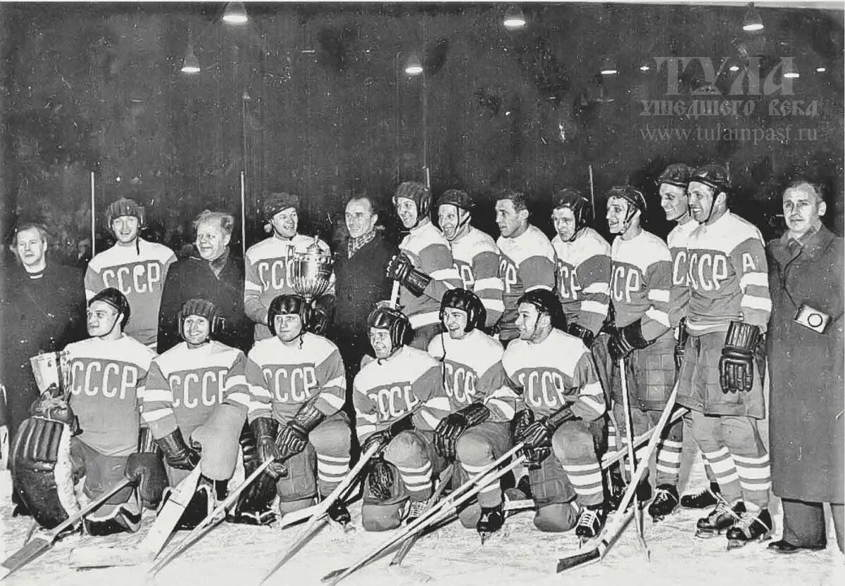 Первая хоккейная команда. Сборная СССР по хоккею с шайбой 1954г. Хоккей 1954 Канада СССР. Сборная СССР по хоккею на ЧМ 1954 года. Хоккейный матч СССР - Канада (1954).