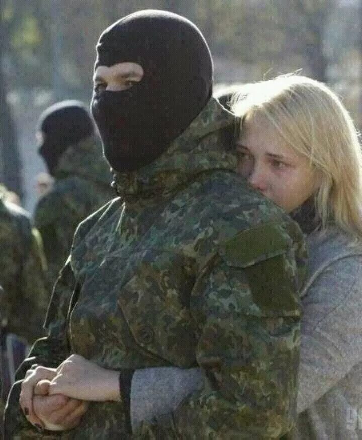 Спецназовец с девочкой. Омоновец обнимает девушку. Любовь спецназа. Девушка спецназовец. Спецназов беременных.