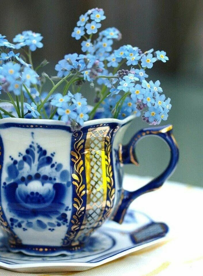 Громадная голубая чаша. Цветочки в чашечке. Цветы в чашке. Красивые цветы в чашке. Кружка незабудки.